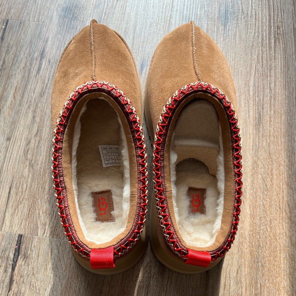 UGG Tazz Platform Size 9